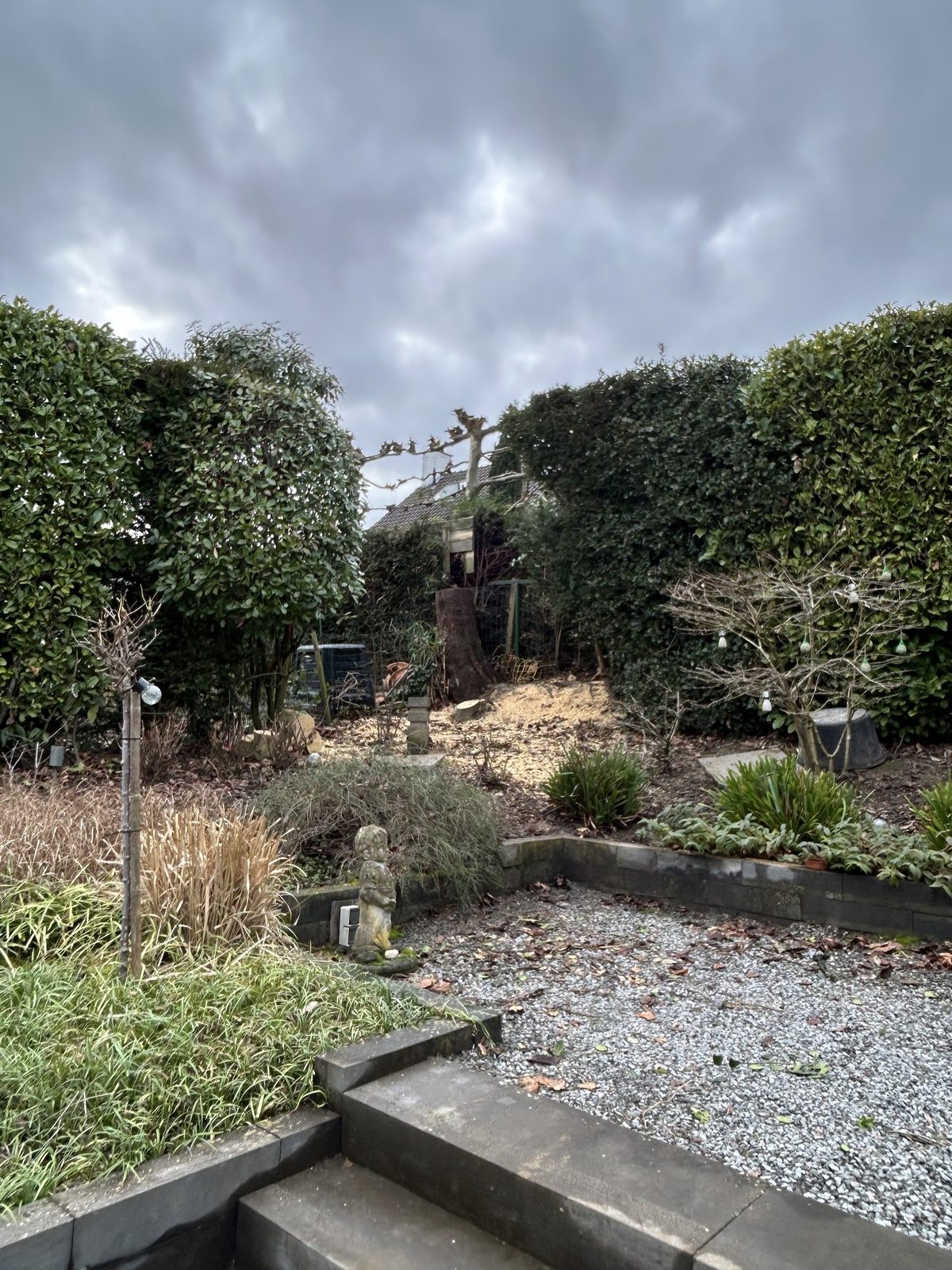 Tuin met hagen en grind na het werk